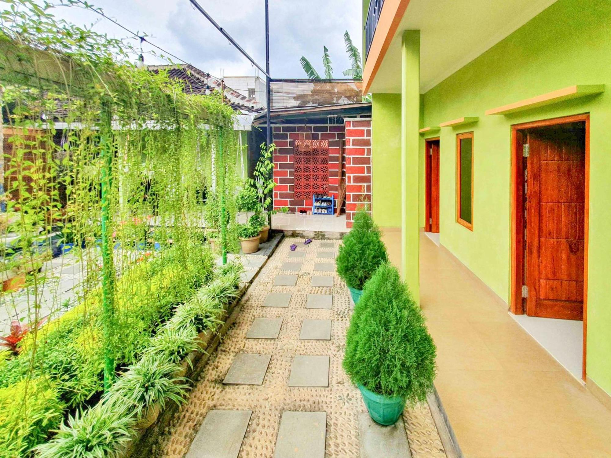 Готель Reddoorz Syariah At Graha Adi Karya Kartasura Kartosuro Екстер'єр фото