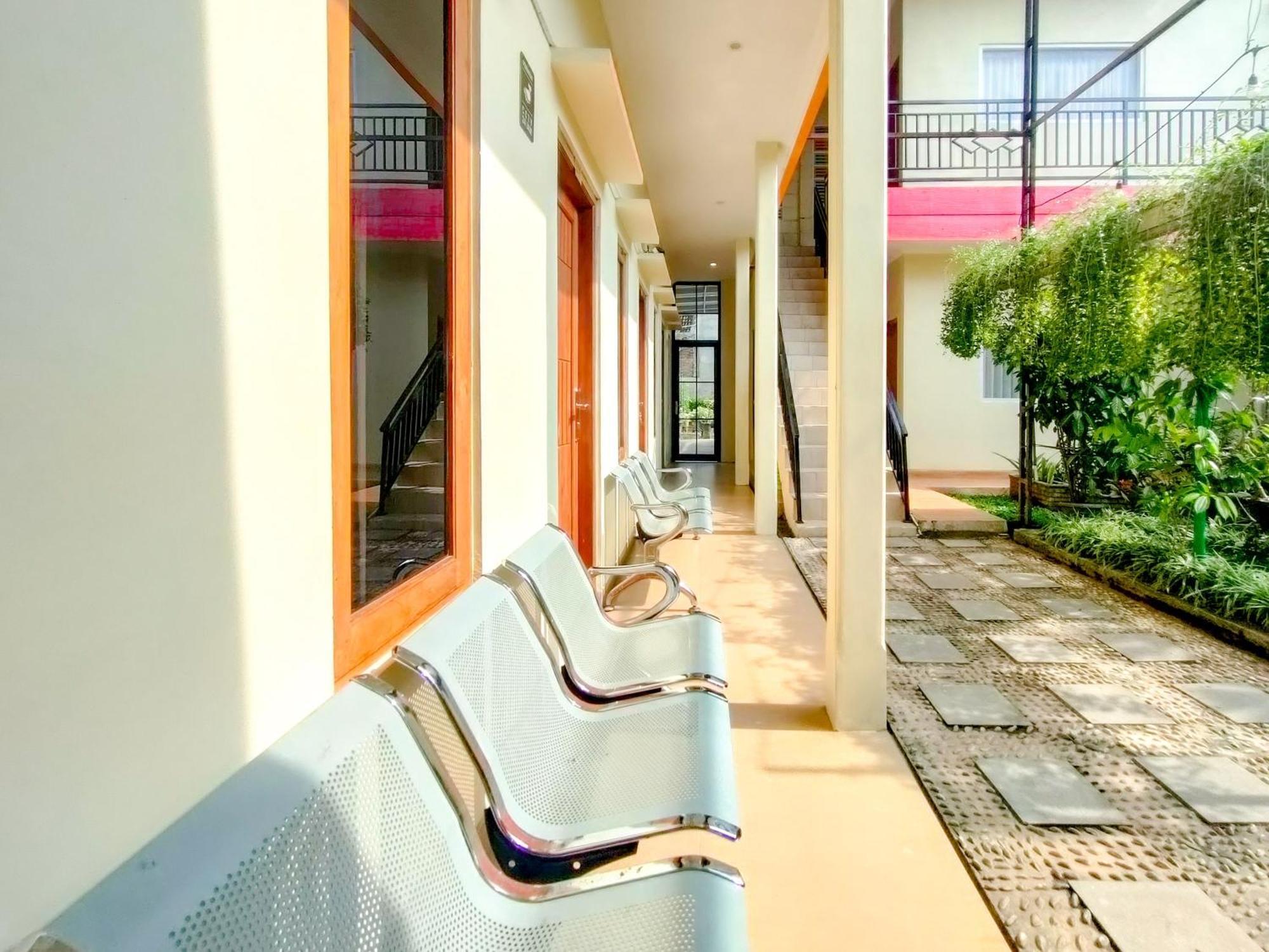 Готель Reddoorz Syariah At Graha Adi Karya Kartasura Kartosuro Екстер'єр фото